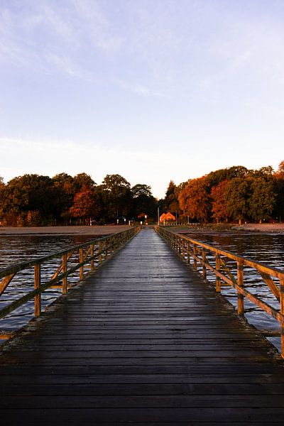 Vue de la plage de Flensburg depuis la jetée au lever du soleil | Photographie de voyage par Kelsey van den Bosch