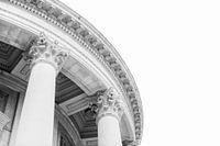 Steinsäulen an der Fassade eines historischen Gebäudes