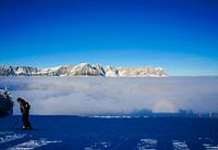 Laaghangende bewolking met regenboogcircel in Oostenrijk