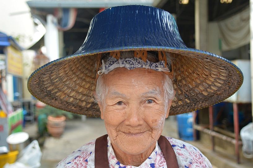 Porträt einer Dame mit blauem Strohhut auf dem Markt Thailand von My Footprints