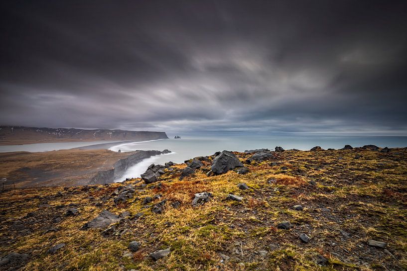 Couverture nuageuse menaçante au-dessus d'un paysage en Islande par gaps photography