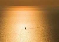 Segelboot einsam im goldenen Meer