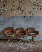 3 stoelen voor de muur