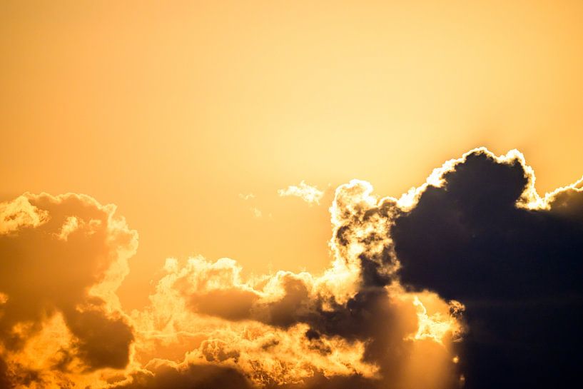 Nuages avec une doublure argentée au coucher du soleil par Sjoerd van der Wal Photographie