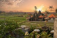 Sonnenaufgang über einem hinduistischen Tempel auf Bali