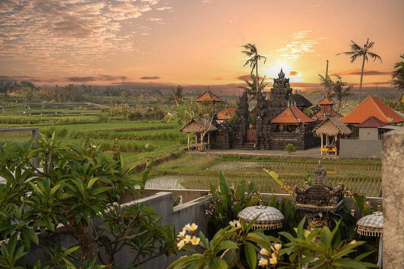 Sonnenaufgang über einem hinduistischen Tempel auf Bali von Fotos by Jan Wehnert
