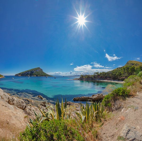Strand Cala Moresca in der Bucht Golfo Aranci mit Blick auf die Isola di Figarolo, Golfo Aranci, Sar von Rene van der Meer