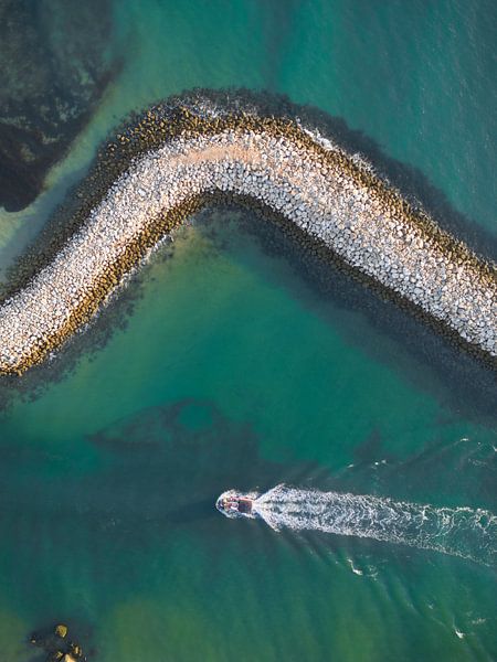 Fischerboot an der portugiesischen Algarve auf dem Weg zurück in den Hafen von David Gorlitz
