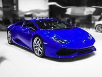 Blauer Lamborghini vor Schwarzweiss