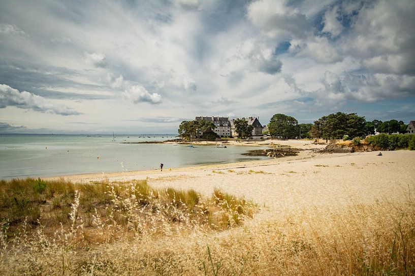 Chalets pittoresques sur une plage dorée en Bretagne par Frans Scherpenisse