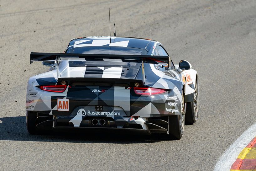 La Porsche 911 RSR dans les virages de l'Eau Rouge et du Raidillon à Spa. par Sjoerd van der Wal Photographie