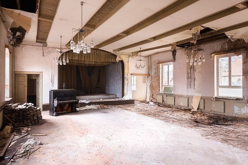 Piano abandonné. par Roman Robroek - Photos de bâtiments abandonnés