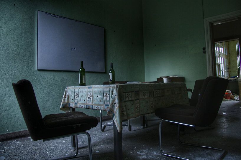 Oude verlaten tafel in een verlaten kantoor by Melvin Meijer