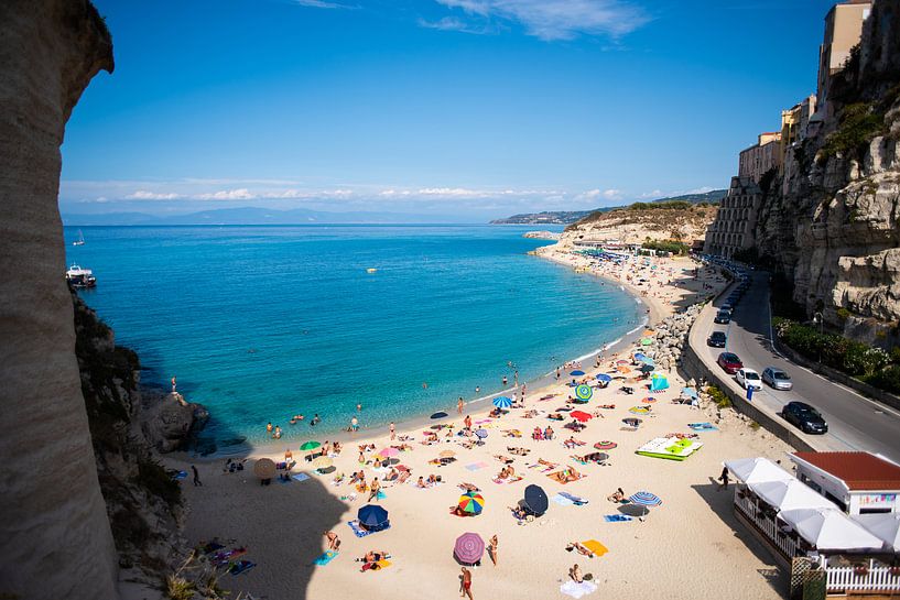 La mer turquoise et la plage de Tropea, Italie, tirage photo par Manja Herrebrugh - Outdoor by Manja