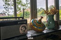 De vieux jouets sur le rebord de la fenêtre.