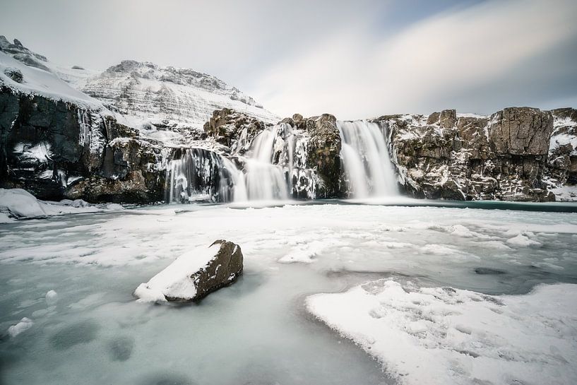 Cascade d'Islande en hiver par road to aloha