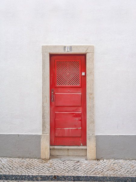 Rote Tür Nr. 7 in Ericeira, Portugal - minimalistische Straßen- und Reisefotografie von Christa Stroo photography