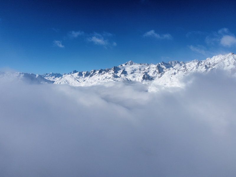 Centrale Zwitserse Alpen boven de wolken van Leo Schindzielorz