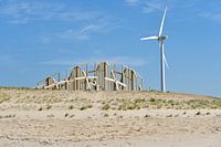 Maasvlakte 2 met kunstwerk 'Zandwacht' en windturbine