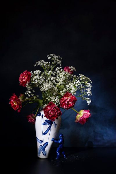 Humorvolles, modernes Delfter Blau-Stillleben. von Saskia Dingemans Awarded Photographer