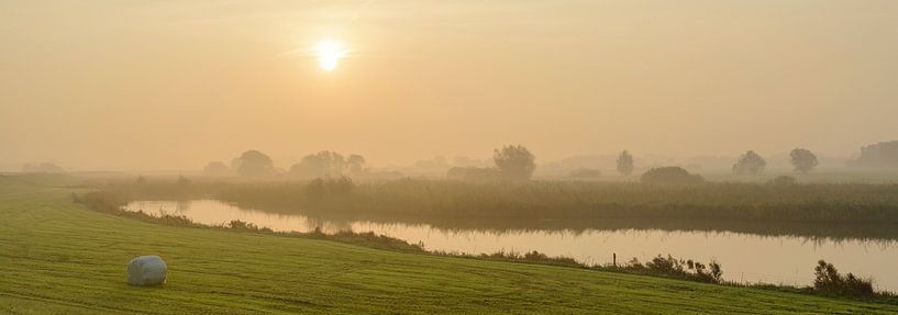 Sonnenaufgang über der IJssel an einem schönen Herbstmorgen von Sjoerd van der Wal Fotografie