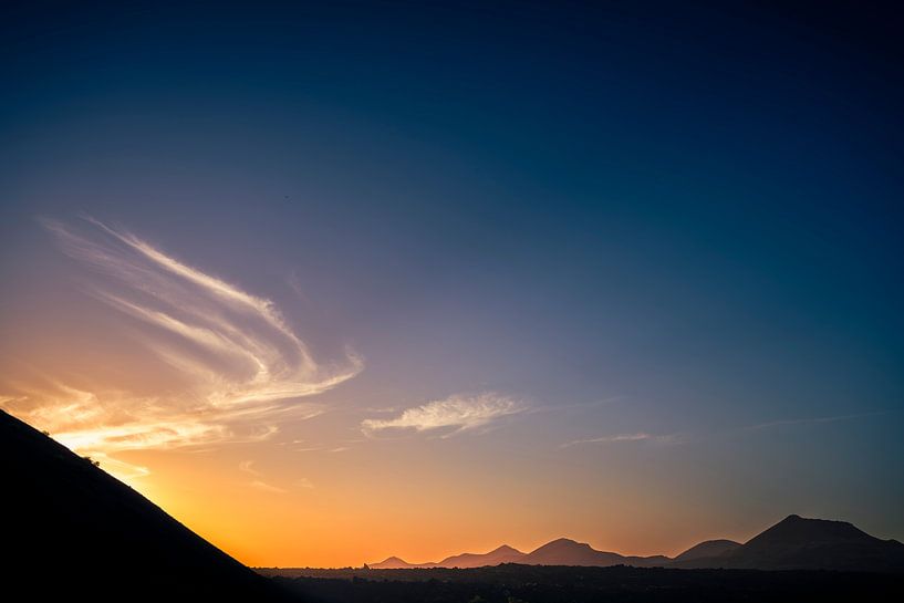 Schwebende Wolken über dem glühenden Licht von Nederlandschap