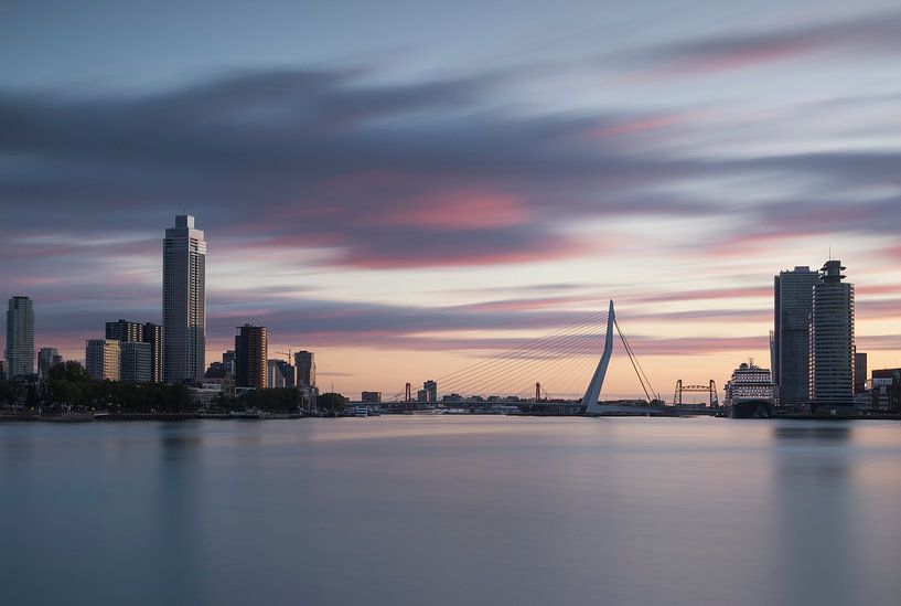 Salmon Harbour Tower bei Sonnenaufgang von Ilya Korzelius