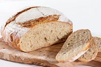 Hausgemachtes Sauerteigbrot auf einem Holzbrett