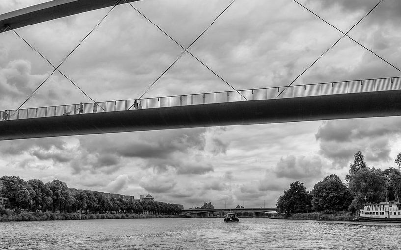 Hoge Brug Maastricht gezien vanaf het water von John Kreukniet