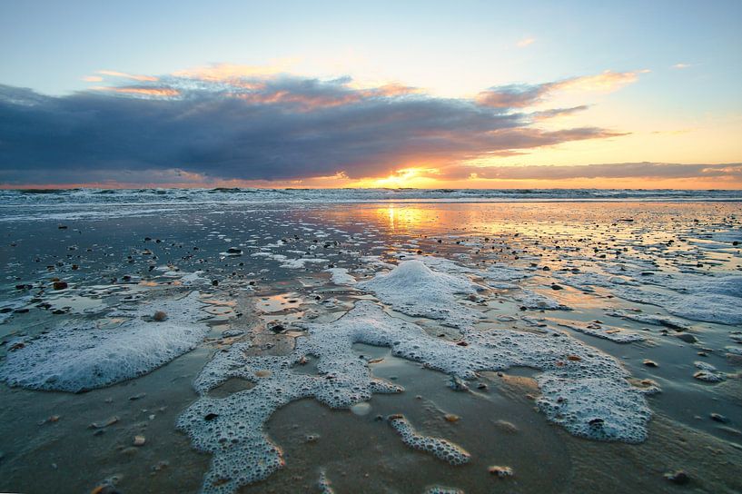 Am Strand von Blåvand bei Sonnenuntergang am Meer von Martin Köbsch