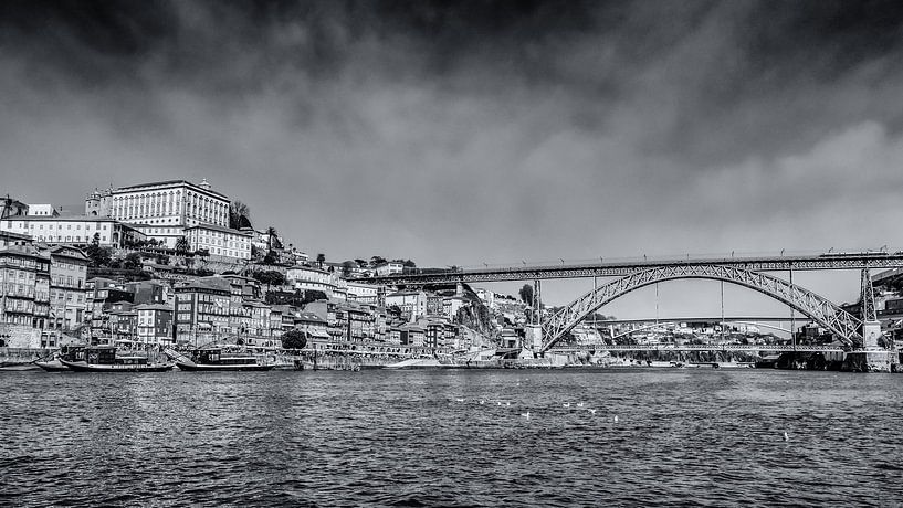 Die Stadtlandschaft von Porto vom Wasser aus von Fotografiecor .nl