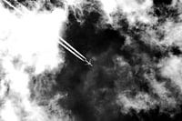 Flugzeug durchquert die Wolken