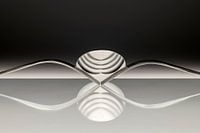 Abstraktes künstlerisches Foto von Besteck, das aus zwei Gabeln und einem Löffel besteht, die sich i