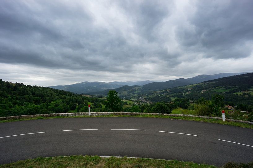 Frankreich - Fruchtbare grüne Landschaft der Vogesen mit Dorf von adventure-photos