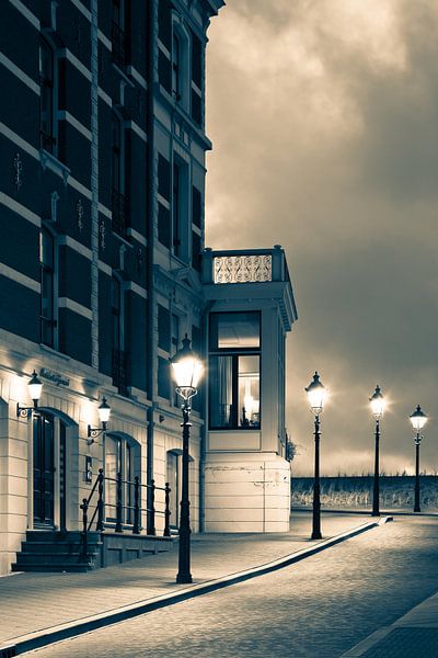 Straßenlaternen in der Abenddämmerung von Raoul Suermondt