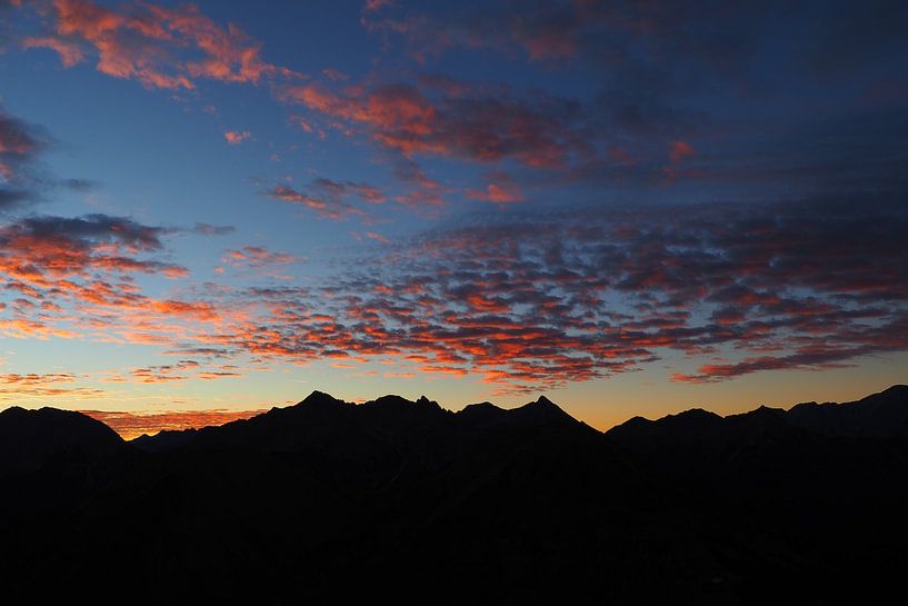 Dawn in the Alps - atmospheric mountain photography in the first light of day. by Miriam Schwarzfischer Fotografie