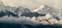 Schöne Berglandschaft mit hängenden Wolken aus Kanada