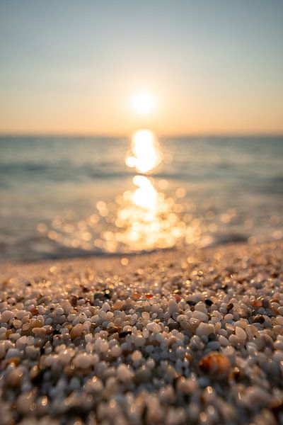 Risotto Reis Strand Is Arutas auf Sardinien zum Sonnenuntergang mit glitzerndem Meer und Steinen von Leo Schindzielorz