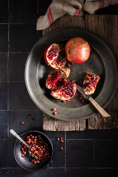 Granatäpfel auf Zinnteller von Saskia Schepers
