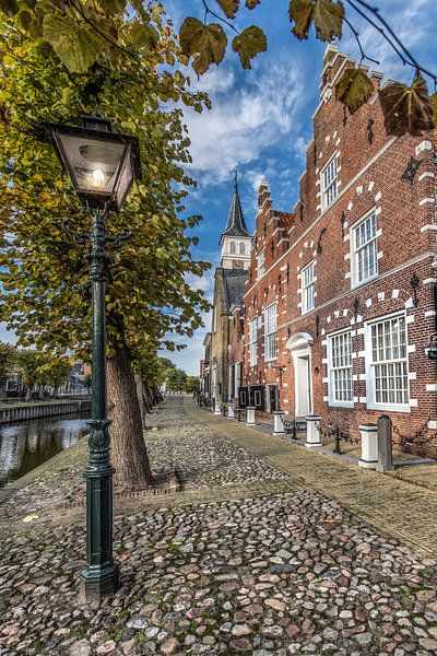 Straatbeeld in het Friese historische stadje Sloten in herfstkleuren by Harrie Muis