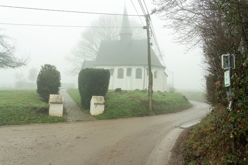 Woestijkapel in Gooik in the fog by Marcel Derweduwen