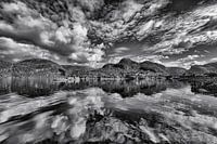 Wolkenlucht boven Noorse fjord