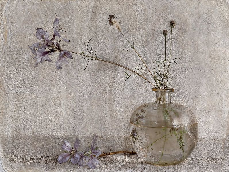 Nature morte dans un style vintage et altéré par Japandi Art Studio