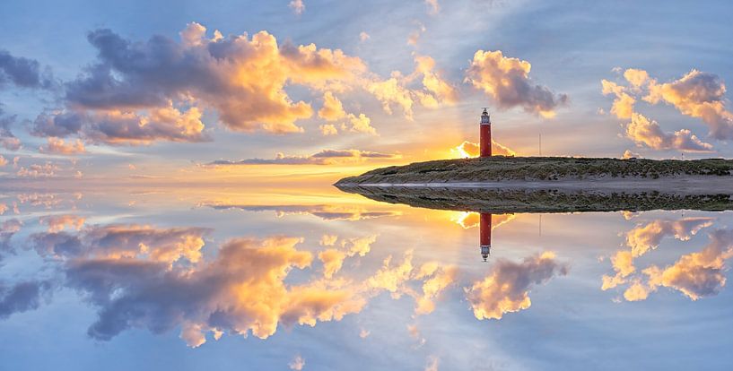 Phare avec une réflection parfaite. par Photographie de Justin Sinner (Photographe à Texel)