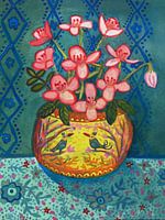 Nature morte aux couleurs pastel avec vase oriental de fleurs jaunes, oiseaux et fleurs roses