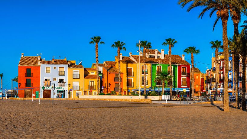 Façades ensoleillées de Villajoyosa. Maisons en bord de mer. par Catturato
