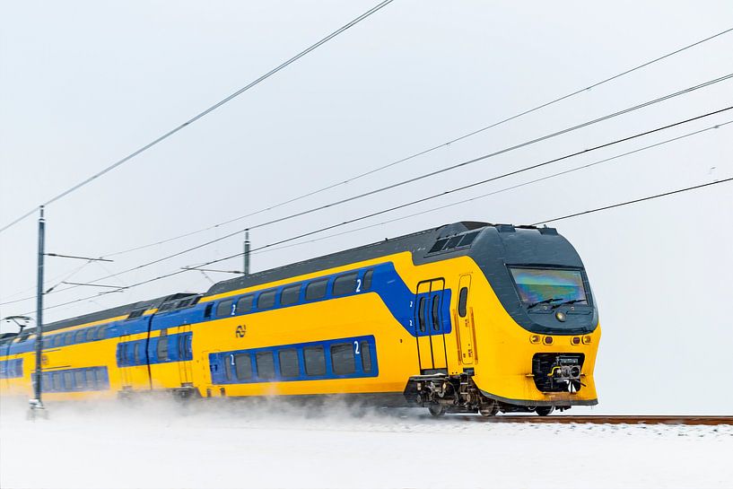 Intercity-Zug fährt durch den Schnee von Sjoerd van der Wal Fotografie
