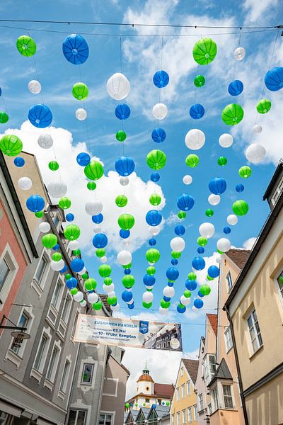 Lampions colorés dans la Gerberstraße à Kempten par Leo Schindzielorz