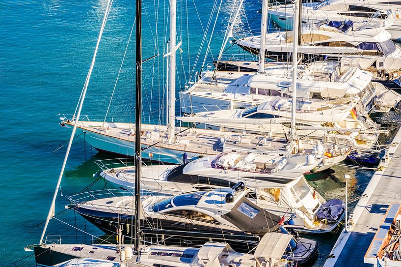Yachts de luxe ancrés dans une marina, vue d'en haut par Alex Winter