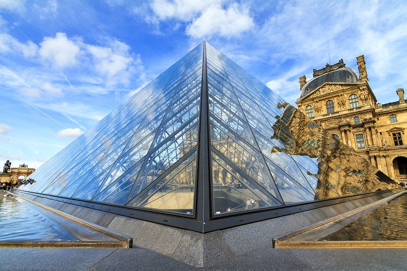Réflexion sur la pyramide du Louvre par Dennis van de Water